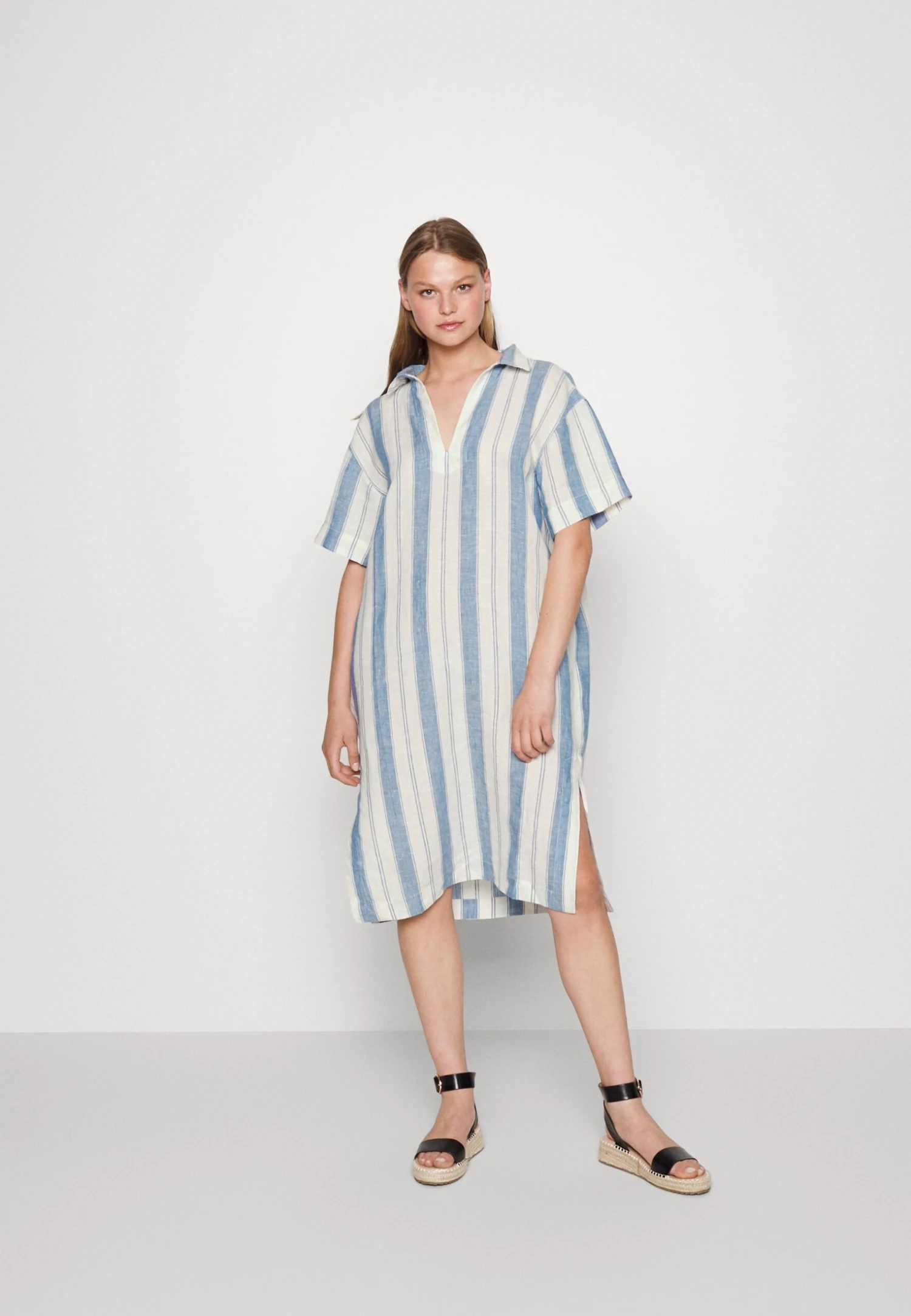 ARKET Beach Accessory - Blue/White 1 ARKET Beach Accessory - Blue/White