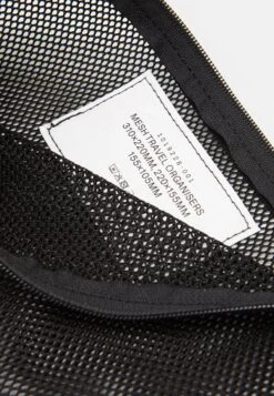 ARKET Case Dalarna Recycled Unisex Set - Wash Bag - Black -ARKET OUTLET 317fd964606a45d2b010a8859ba1c75b