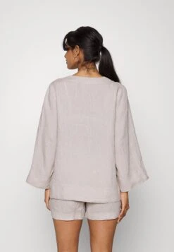 ARKET Pyjama Top - Beige 8 ARKET Pyjama Top - Beige -ARKET OUTLET 89c77665f58d45bcb1eaec7fcd018bdc