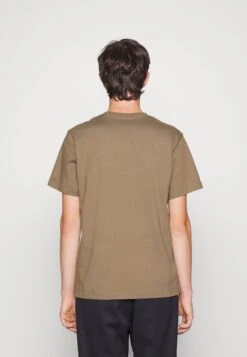ARKET Basic T-Shirt - Khaki 8 ARKET Basic T-Shirt - Khaki -ARKET OUTLET 8f72bca185304d2ea55a9a7ee77f5563