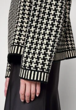 ARKET Jumper - Black/White -ARKET OUTLET a7ef2e20d7ba469a98c4990ecaf03e29