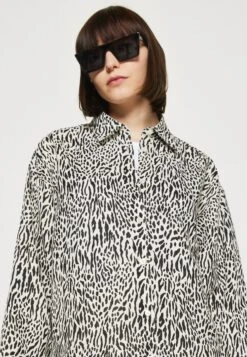 ARKET Button-Down Blouse - Off-White/Black 9 ARKET Button-Down Blouse - Off-White/Black -ARKET OUTLET cfa02c6150be46759b3bb78b49c25e6a