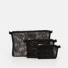 ARKET Case Dalarna Recycled Unisex Set - Wash Bag - Black