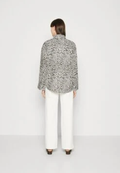 ARKET Button-Down Blouse - Off-White/Black 8 ARKET Button-Down Blouse - Off-White/Black -ARKET OUTLET f0783d62647044c388ea1c53ae528065